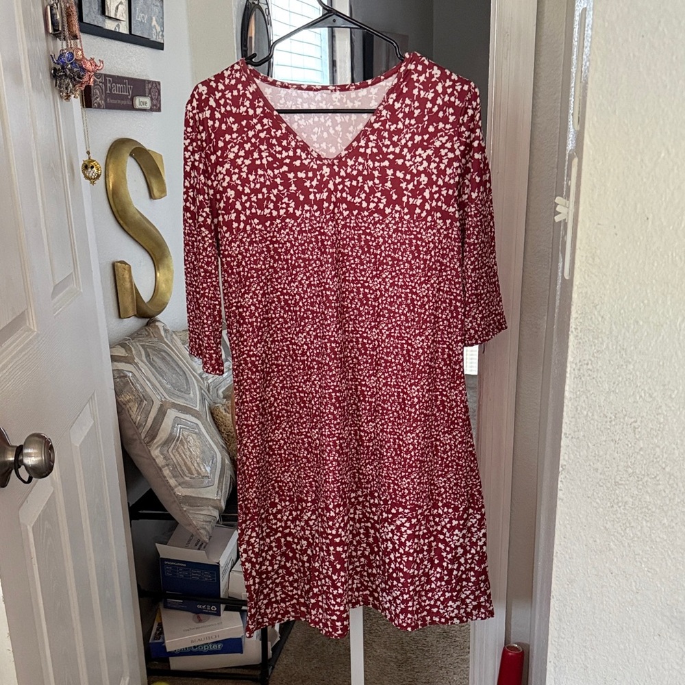 Women’s Red Floral V-Neck Casual Dress
Has no size. Measure if interested